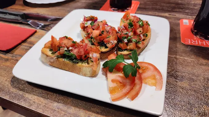 Hausgemachte Bruschetta mit frischen Tomaten