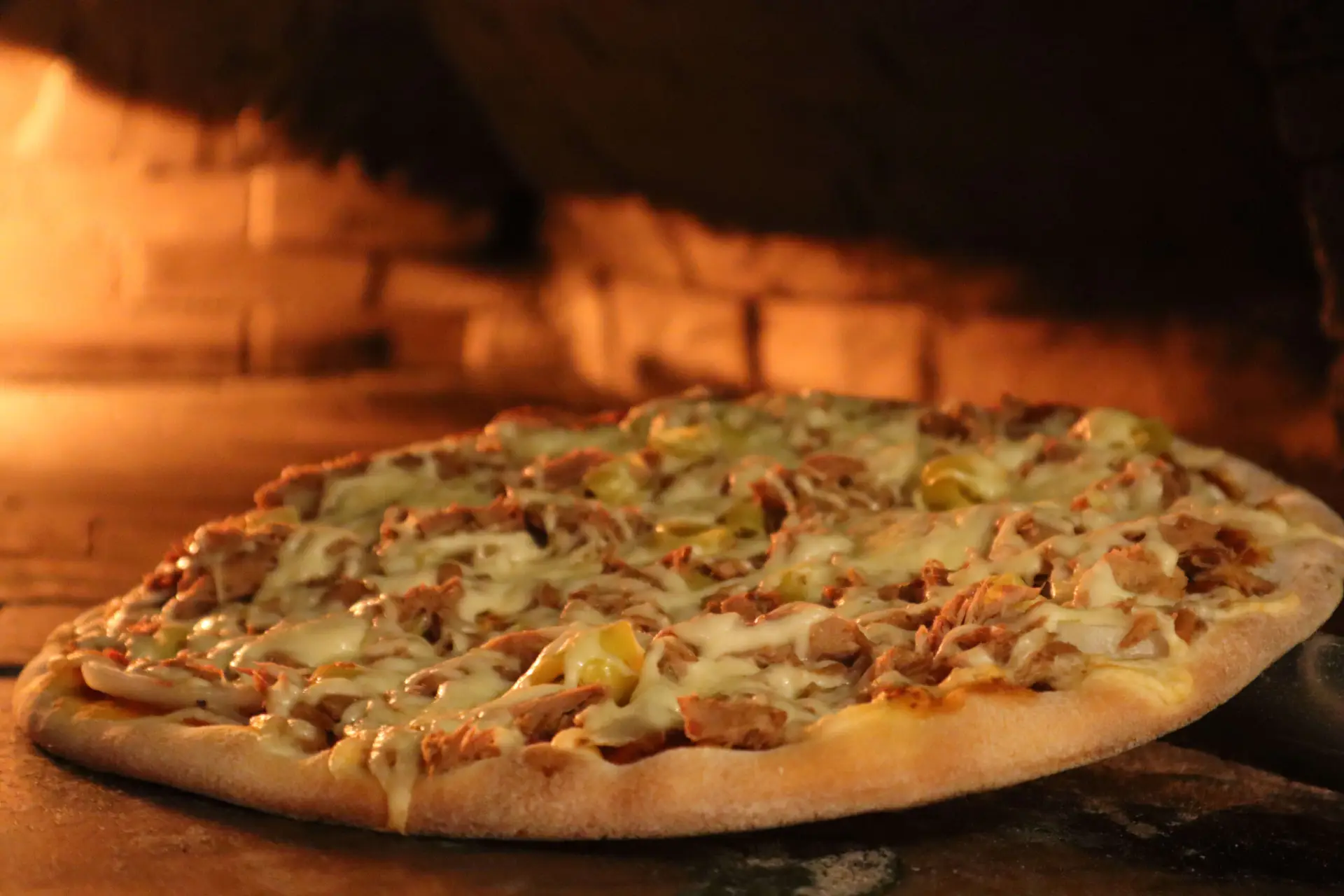 Pizza frisch aus dem Steinofen